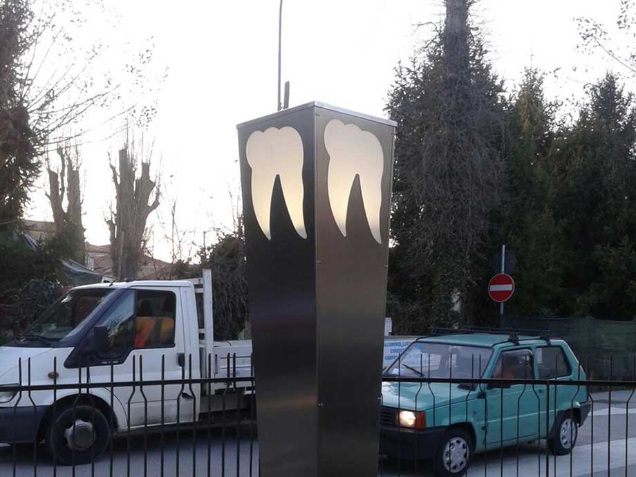 Totem pubblicitario in ferro zincato e verniciato